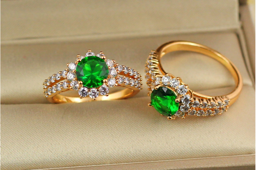 Кільце Xuping Jewelry соняшник із зеленим каменем, фіанти з боків р 18 золотисте