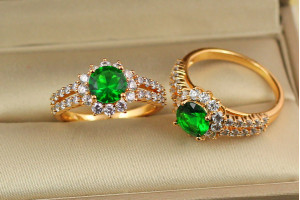 Кільце Xuping Jewelry соняшник із зеленим камнем, фіанти з боків р 19