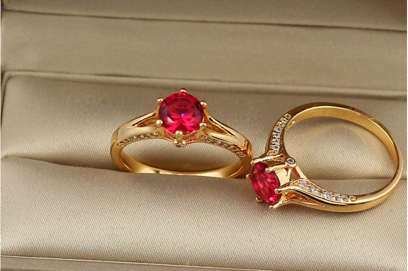 Кільце Xuping Jewelry червоний камінь 8 мм на шість кріплень р 16 золотисте