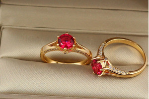 Кільце Xuping Jewelry червоний камінь 8 мм на шість кріплень р 20 золотисте