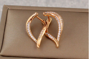 Сережки Xuping Jewelry вигнуті дужки з камінням 2.5 см золоті