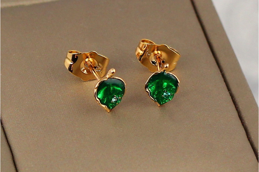 Сережки гвоздики Xuping Jewelry зелений листочок з крапелькою 9 мм золотисті