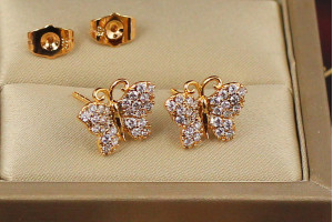 Сережки гвоздики Xuping Jewelry бабочка із крильцями з фіанітів 1.1 см золотисті