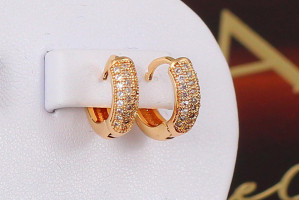 Сережки кільця Хuping Jewelry спереду три доріжки з камінців 1.2 см золоті