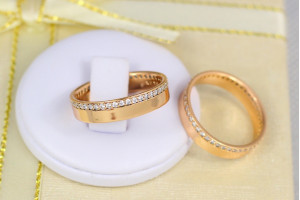 Обручне кільце Xuping Jewelry з камінням по колу 5 мм 19 р золотисте