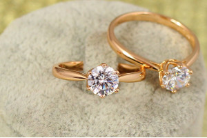 Кільце Xuping Jewelry тонке з камнем на високій ніжці р 20 золотисте
