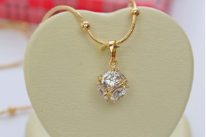Кулон Xuping Jewelry кубик із білими каміннями 10 мм золотистий