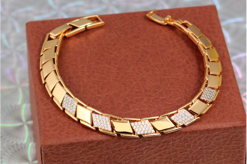Браслет Xuping Jewelry п'ять ромбів із фіанітів 17 см 8 мм золотистий