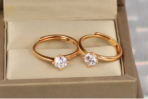 Кільце Xuping Jewelry тонке розсувне з фіанітом на чотири кріплення р 18 золотисте.