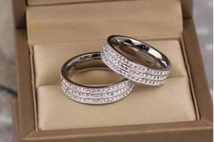 Кільце Xuping Jewelry три доріжки каміння по колу р 20 сріблясте