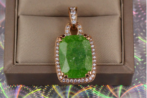 Кулон Xuping Jewelry тайниця тамплієрів імітація зеленого кварцу 3 см золотистий