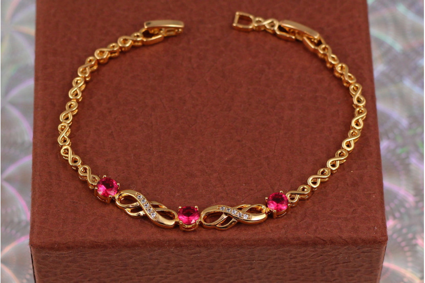 Браслет Xuping Jewelry вісімки з трьома круглими малиновими каменями у центрі 17 см 6 мм золотистий