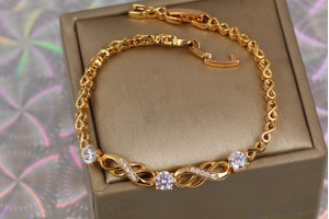 Браслет Xuping Jewelry вісімки з трьома круглими білими каміннями у центрі 19 см 6 мм золотистий