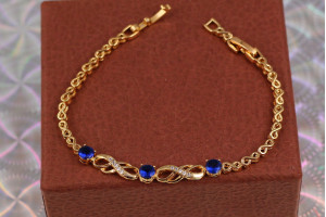 Браслет Xuping Jewelry вісімки з трьома круглими синіми каміннями в центрі 17 см 6 мм золотистий