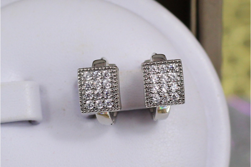 Сережки дитячі Xuping Jewelry квадратики з камінців в окантовці 1.2 см сріблясті