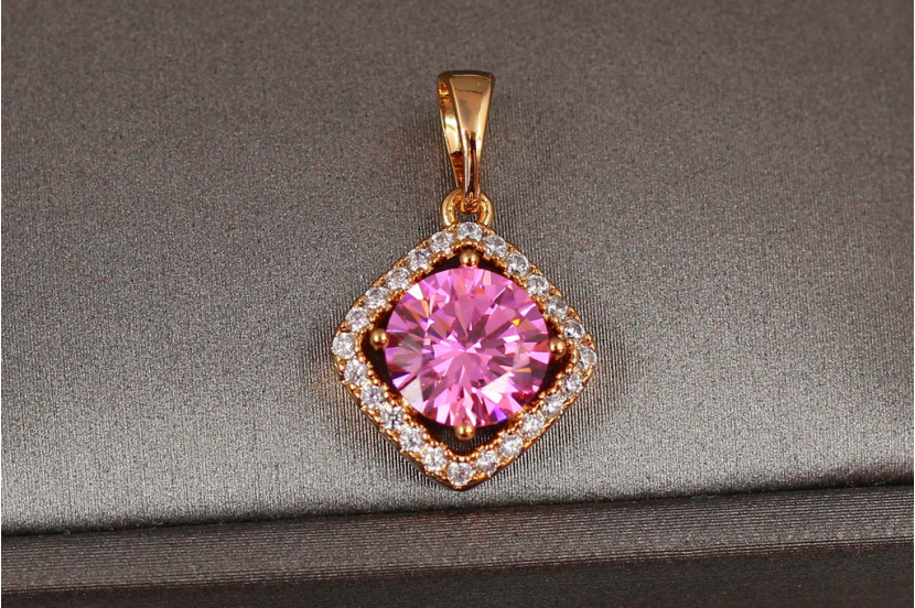 Кулон Xuping Jewelry ромб з великим рожевим фіанітом 1.5 см золотистий