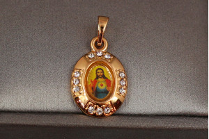 Ладанка Xuping Jewelry овальна 33.4. з камінням кольорова 2 см золотиста