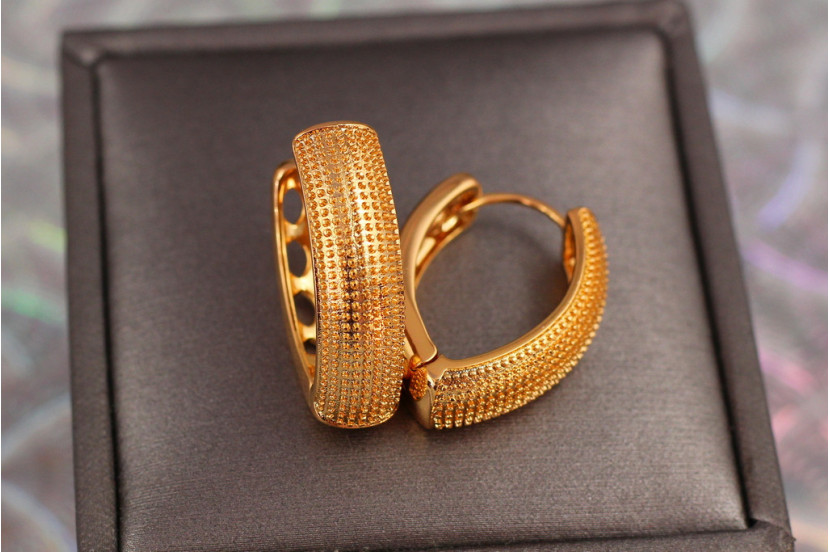 Сережки Xuping Jewelry широкі дужки з фарбуванням 2,6 см золотисті
