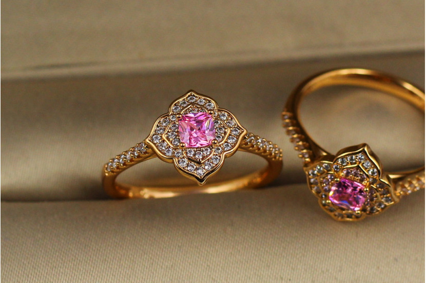 Кільце Xuping Jewelry східний ромб з рожевим каменем р 17 золотисте