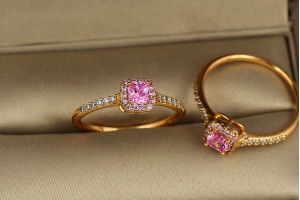 Кільце Xuping Jewelry розовий квадратний фіаніт в обідку з камінців р 18