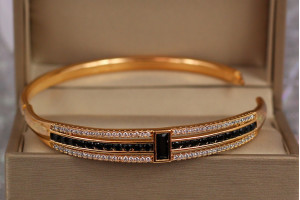 Браслет бенгл Xuping Jewelry з чорним камінням 60 мм 9 мм на руку 17 см до 19 см золотистий