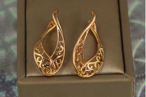 Сережки Xuping Jewelry вигнута петля з різним візерунком 3 см золоті