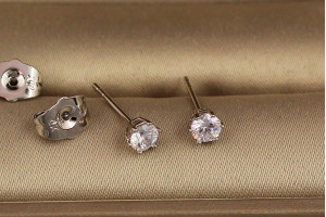 Сережки гвоздики Xuping Jewelry камінці на шість кріплень 4 мм сріблясті