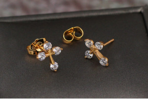 Сережки гвоздики Xuping Jewelry хрестики з камінцями на кінцях 1.2 см золоті