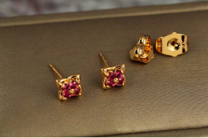 Сережки гвоздики Xuping Jewelry квадратики з малиновими камінчиками 6 мм золотисті