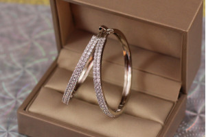 Сережки кільця Хuping Jewelry з камінням ззаду гладкі 4 см сріблясті