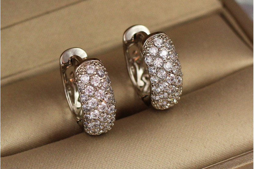 Сережки кільця Хuping Jewelry опуклі з камінням ззаду візерунок 1.8 см сріблясті