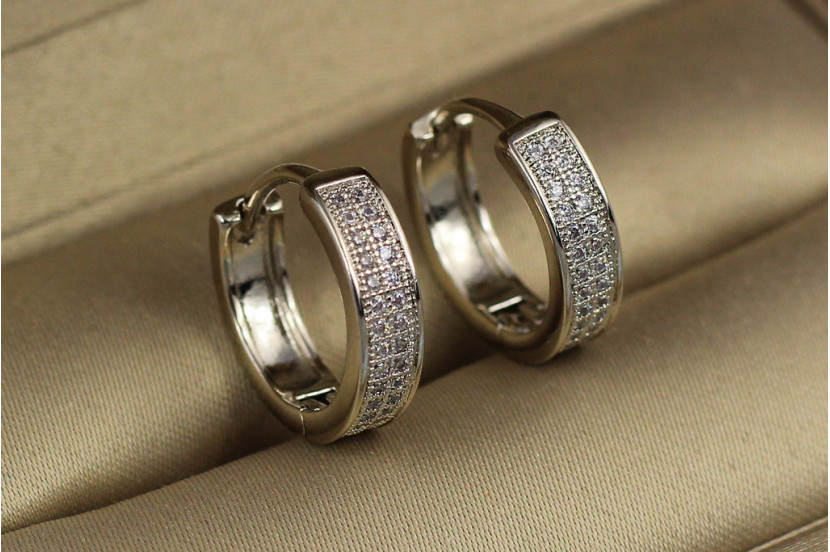 Сережки кільця Хuping Jewelry з камінням бортики по краях 1.5 см сріблясті