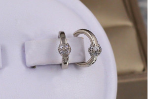 Сережки кільця Хuping Jewelry гладкі з гайкою з камінців посередині 10 мм сріблясті