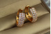 Сережки кільця Хuping Jewelry опуклі з камінням ззаду дірочки 1.8 см золотисті