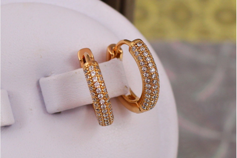 Сережки кільця Хuping Jewelry опуклі з камінцями ззаду гладкі 1.6 см золотисті