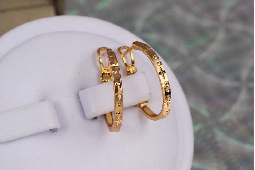 Сережки кільця Хuping Jewelry плоскі з малюнком 2 см золотисті