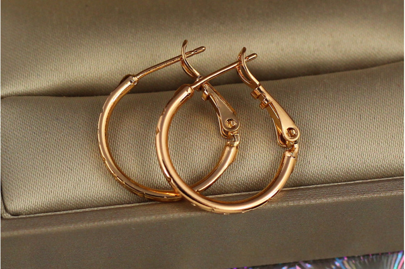 Сережки кільця Хuping Jewelry плоскі з малюнком 2 см золотисті
