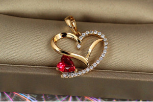 Кулон Xuping Jewelry весняний настрій із малиновим камінчиком 1.7 см золотистий