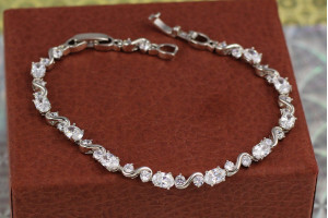 Браслет Xuping Jewelry хвиля з білими каміннями 20 см 5 мм сріблястий