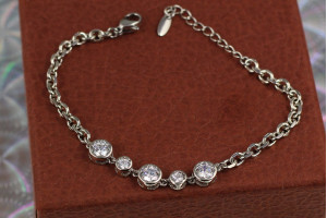Браслет Xuping Jewelry якірний із білими каміннями в обідку 16 см 6 мм сріблястий