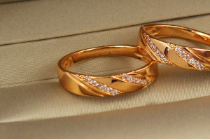 Кільце Xuping Jewelry гладке з косими доріжками з камінців р 19 золотисте