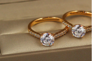 Кільце Xuping Jewelry фіаніт на чотири кріплення з боків камінці, р 17 золотисте