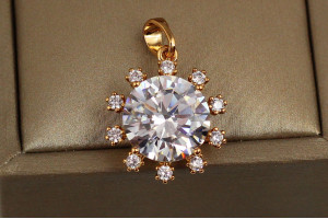 Кулон Xuping Jewelry сонечко з білими каміннями 1.7 см золотистий