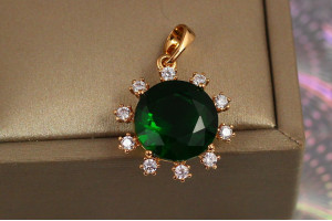 Кулон Xuping Jewelry сонечко із зеленим камінням 1.7 см золотистий