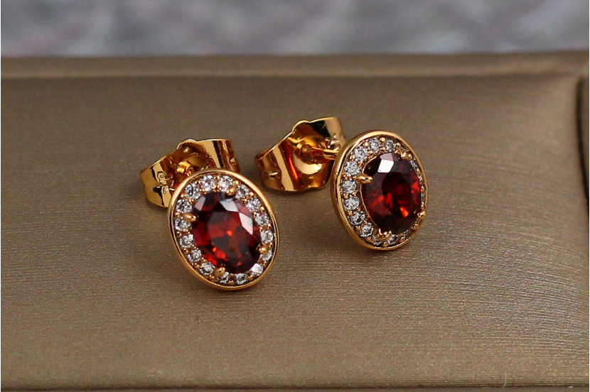 Сережки гвоздики Xuping Jewelry овальні малинки з червоним камінням 10 мм золотисті
