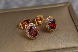 Сережки гвоздики Xuping Jewelry овальні малинки з червоним камінням 10 мм золоті