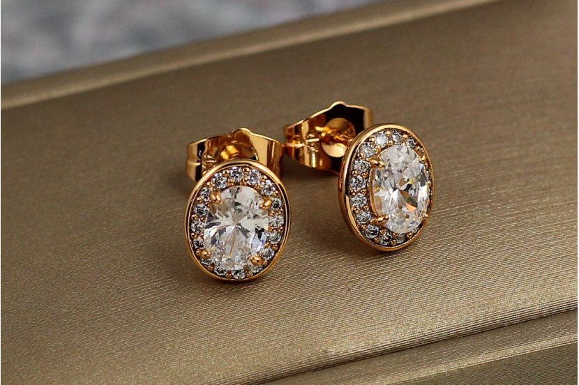 Сережки гвоздики Xuping Jewelry овальні малинки з білими каменями 10 мм золотисті