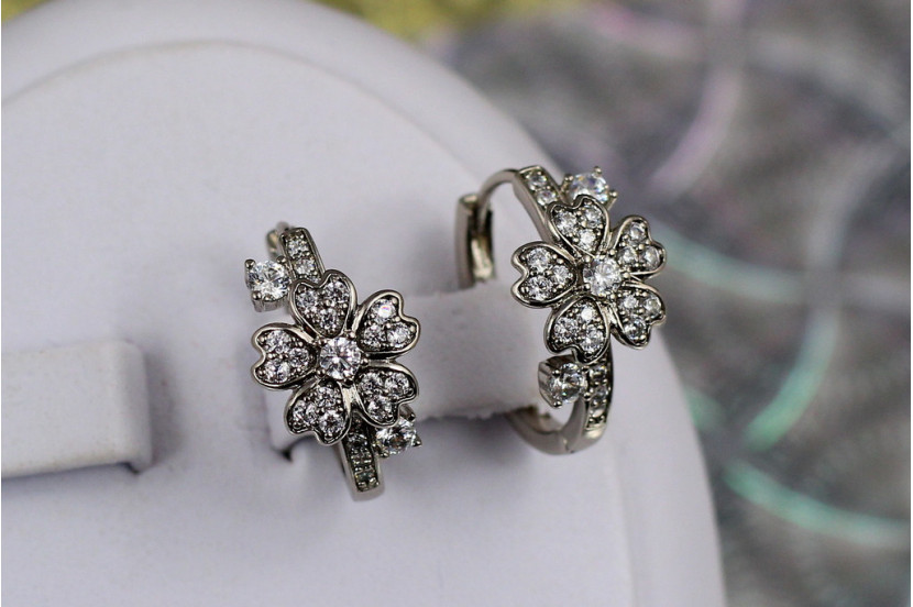 Сережки Xuping Jewelry квіточка із листячками 1.8 см сріблясті