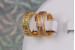 Сережки Xuping Jewelry з грецьким візерунком бортики з камінців 1.9 см золотисті