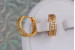 Сережки Xuping Jewelry з грецьким візерунком бортики з камінців 1.9 см золотисті